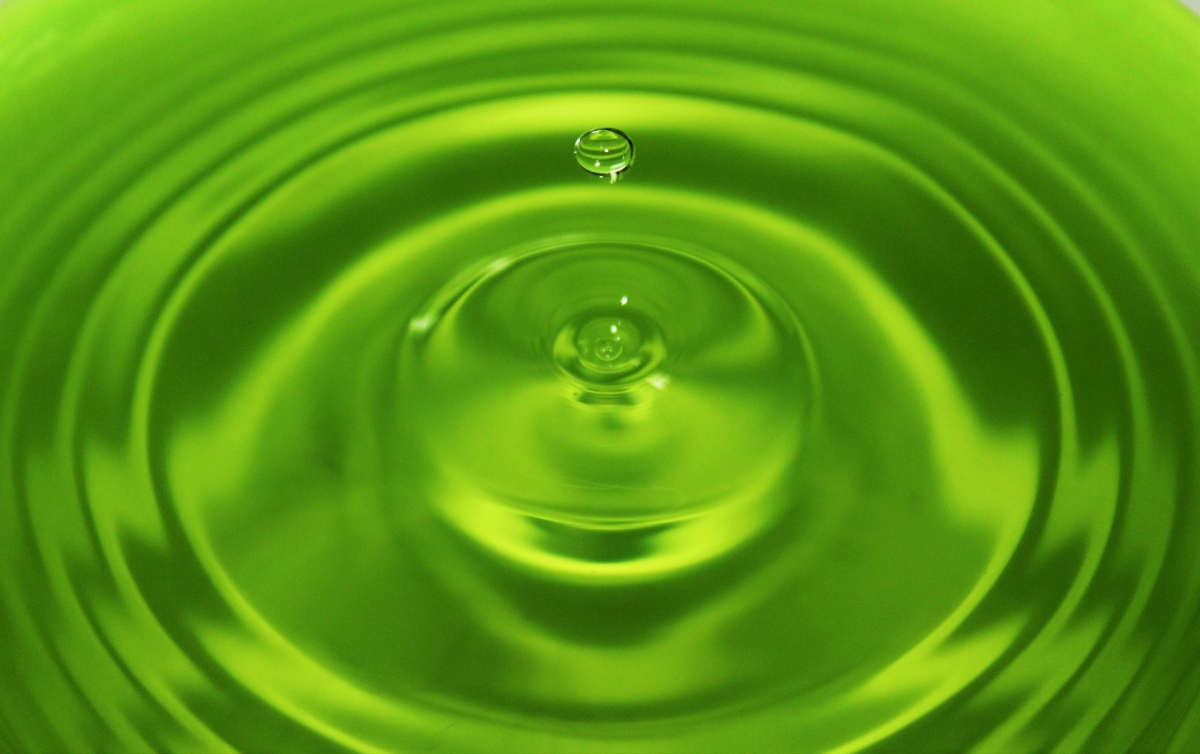 Afbeelding van Pixabay (https://pixabay.com/nl/water-drop-groene-waterdruppel-921266/ ), CC0 (https://creativecommons.org/publicdomain/zero/1.0/deed.nl)